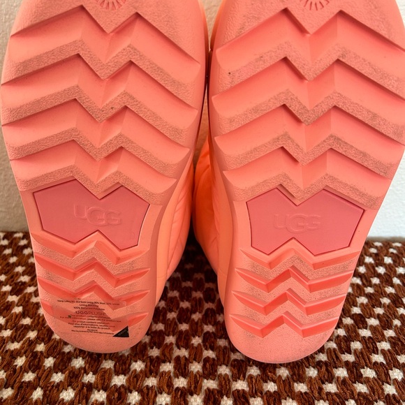 UGG Puffy Short Booties, women’s size 9 - Picture 3 of 4